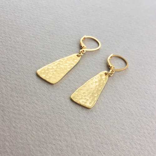 hammerd pattern 三角形の槌目ゴールドプレートピアス ピアス
