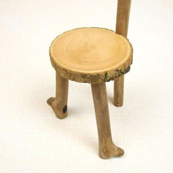 イチョウの皮つき輪切り丸太の3本足椅子型スタンド001プリティブラウン 置き台 流木インテリア 5枚目の画像