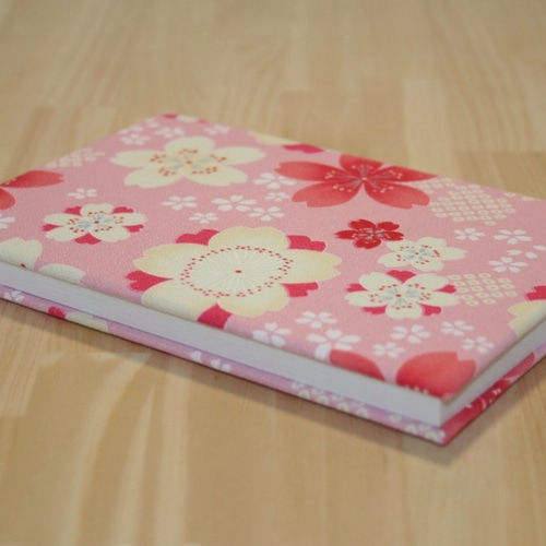 御朱印帳　流水桜　ブルー　くるみボタンバンド　桜のエンブレチャーム付き 16×11サイズ御朱印帳入れ_紺に桜牡丹 | iichi 日々の暮らしを