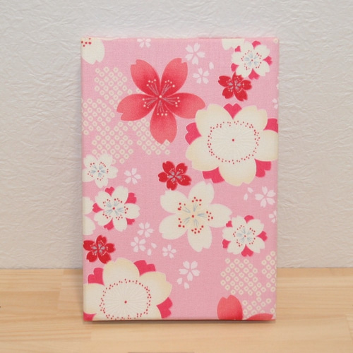 御朱印帳　流水桜　ブルー　くるみボタンバンド　桜のエンブレチャーム付き 16×11サイズ御朱印帳入れ_紺に桜牡丹 | iichi 日々の暮らしを