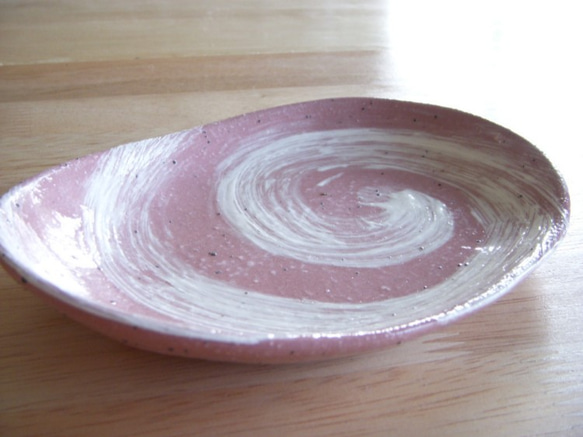 白いうずまき模様のピンクたまご型小皿 1枚目の画像
