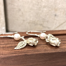 E31025 Vintage Rose with leaves 925 & Pearl Earrings 第4張的照片