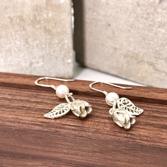 E31025 Vintage Rose with leaves 925 & Pearl Earrings 第6張的照片