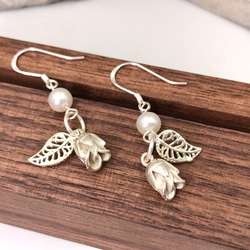 E31025 Vintage Rose with leaves 925 & Pearl Earrings 第1張的照片