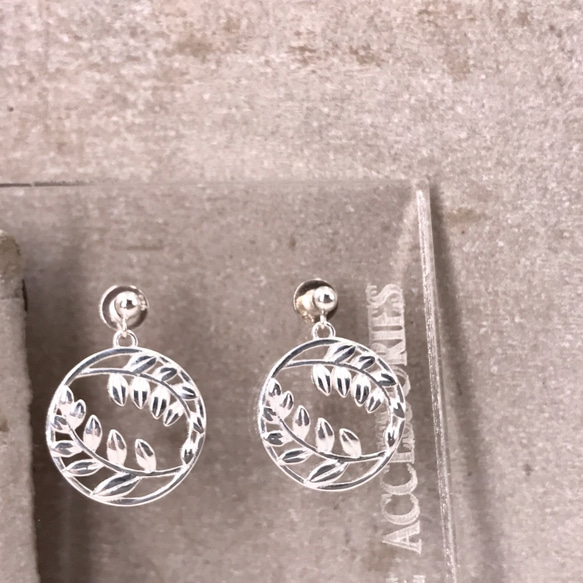 E11037 Leaves in Circle Silver 925 Earrings 第1張的照片