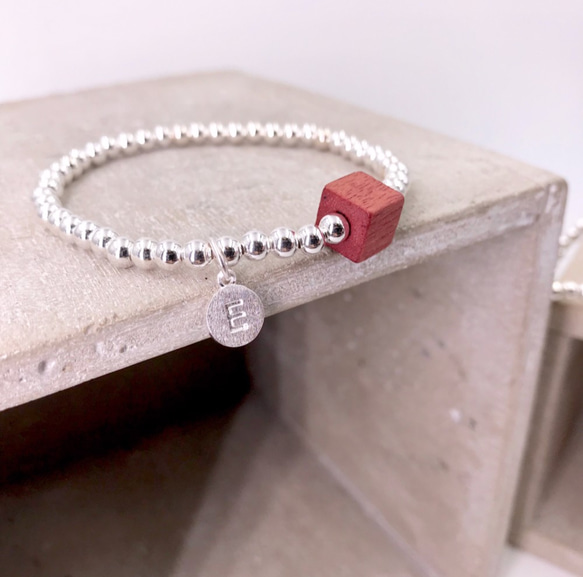 B61002(RED WOOD) Wooden Cube Initial Silver 925 Bracelet 第4張的照片