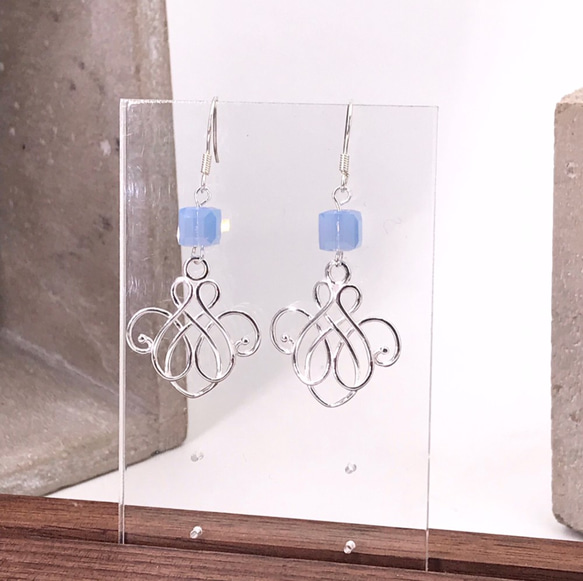 Vintage Badge Silver 925 & Swarovski Earring (LIGHT BLUE) 第4張的照片