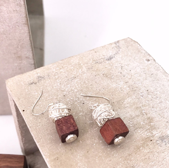 E61002(DARK  WOOD) The Bather Wooden & Silver 925 Earrings 第4張的照片