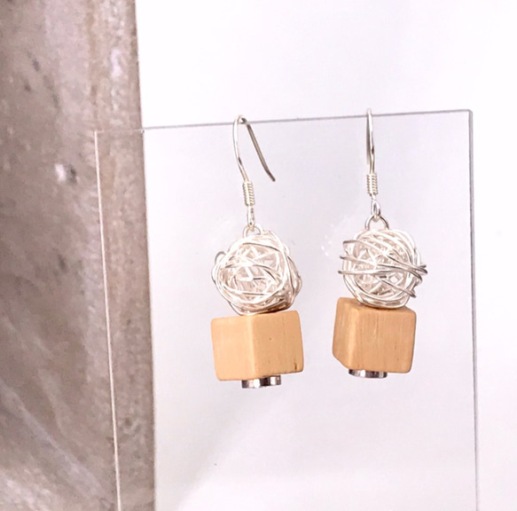 E61002(LIGHT  WOOD) The Bather Wooden & Silver 925 Earrings 第1張的照片