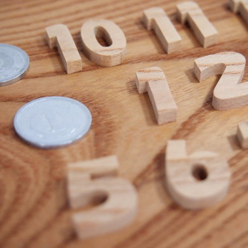 時計文字盤の数字にどうぞ 木製切文字欅(けやき)材 高さ2センチ厚み4