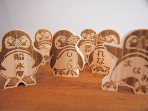 2個1セット　マゼランペンギン　名入れ各ポーズ各フォント混在自由　木製檜材マグネットキャッチ　レーザー加工　オブネット 2枚目の画像