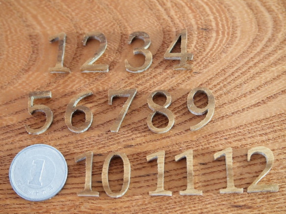 時計文字盤の数字にどうぞ　木製切文字槐(エンジュ)材　高さ1.5センチ厚み3ミリ　アンティーク調　電動糸鋸盤による切出し 2枚目の画像