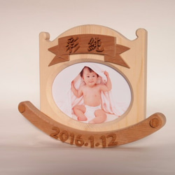 木製赤ちゃんゆりかごフォトスタンド、フォトフレーム、写真立て　名前、生年月日を木製切文字でお入れします 2枚目の画像