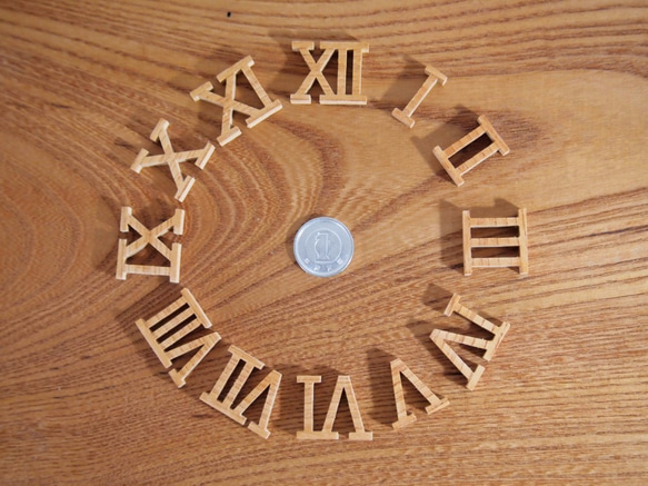 時計文字盤のギリシャ数字はいかがでしょう?　木製切文字欅材　高さ2センチ厚み4ミリ　細いゴシック調 1枚目の画像