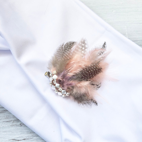 ホロホロ鳥の羽根とフェザーのコサージュ　ヘッドドレス　　卒業式　入学式　ウェディング 2枚目の画像