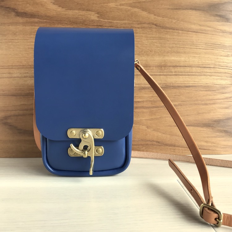 ヒネリ金具の本革ポシェット