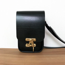 真皮手拿包，配有扭曲金屬配件，採用「Leather Jewel」Lugateau 材質 第2張的照片