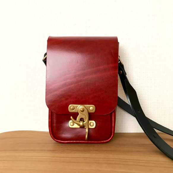 真皮手拿包，配有採用“Leather Jewel”Lugateau 製成的 Hineri 金屬配件 第2張的照片