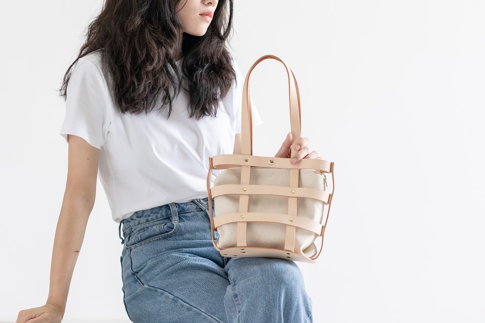 「帆布×革の組み合わせ」透かし彫りのバッグ 本革手作りのお出かけ肩掛けトート