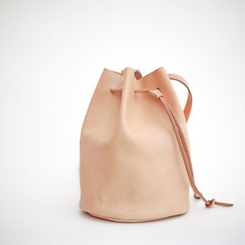ベージュ レザー 巾着型 ショルダーバッグ fit=scale-down,w=1200