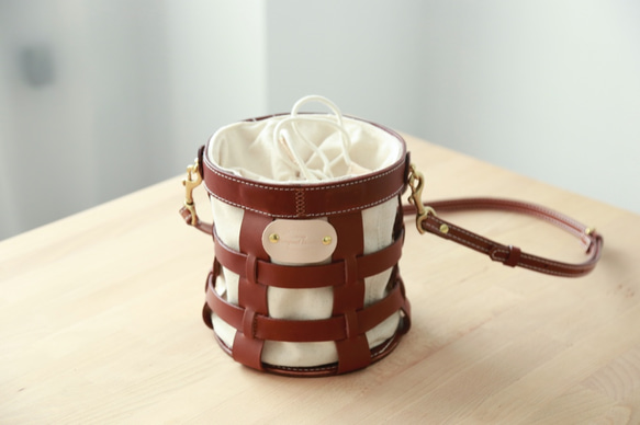 「帆布×革の組み合わせ」籠のような形のショルダートートバッグ 巾着袋 肩掛け 鞄 1枚目の画像