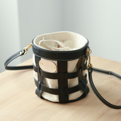 「帆布×革の組み合わせ」籠のような形のショルダートートバッグ 巾着袋 肩掛け 鞄 1枚目の画像