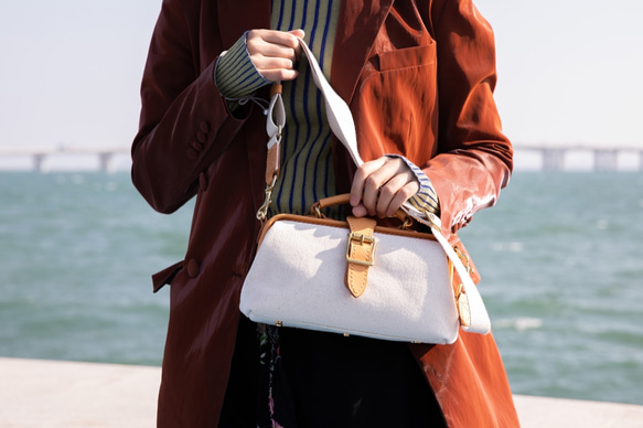 “帆布與皮革的組合”大受歡迎！橫式搭扣包 手工皮革單肩包 女士 第10張的照片