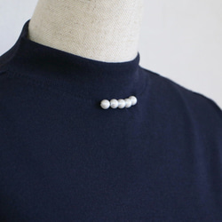 售罄 [優雅針織，增添幹練感] [WHOLEGARMENT] 高領珍珠半袖套頭衫 [海軍藍] 第6張的照片
