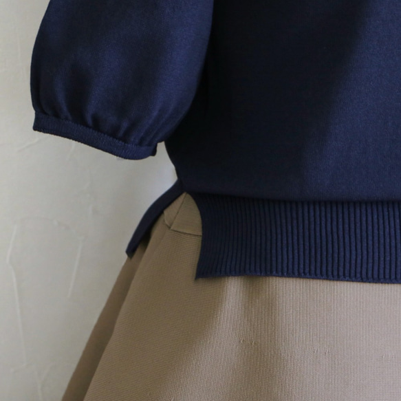 售罄 [優雅針織，增添幹練感] [WHOLEGARMENT] 高領珍珠半袖套頭衫 [海軍藍] 第7張的照片