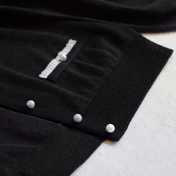 售罄！ 【這個時候溫度很容易變化！ ] 珍珠鈕扣日本紙優雅開衫 [黑色] 第6張的照片