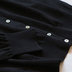 【現在有20％折扣！ ] 日本紙x聚酯新材質輕針織開襟衫【黑色】 第6張的照片