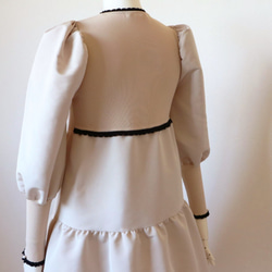 [售罄] 泡泡袖珍珠羅緞塔夫綢對接連衣裙 [黑色 x 白色] 第7張的照片