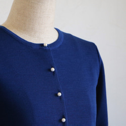 【美麗彩色針織◎】珍珠紐扣空氣羊毛基本款開襟衫【深藍色】 第6張的照片