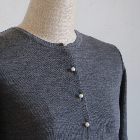 [選擇顏色◎] 珍珠紐扣空氣羊毛基本款開襟衫 [希瑟灰] 第3張的照片