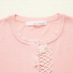 僅36號【立體蕾絲令人印象深刻！ ] 蕾絲珍珠鈕扣開衫【粉色】 第4張的照片