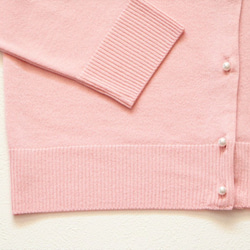 僅36號【立體蕾絲令人印象深刻！ ] 蕾絲珍珠鈕扣開衫【粉色】 第6張的照片