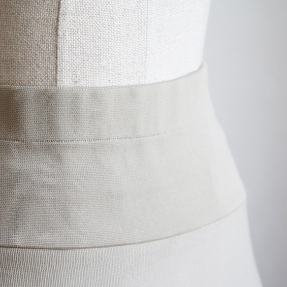 【3D美麗剪影！ ] 造型恢復材質針織喇叭裙[米色] 第4張的照片