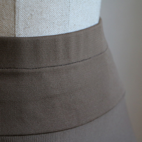 [三維美麗的剪影！ 】形狀恢復材質針織喇叭裙【灰褐色】 第7張的照片