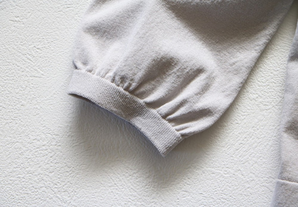 [售罄]使用亞麻刺繡面料的日本紙質夏季針織套衫（淺灰色）[日本製造] [免費送貨] 第7張的照片