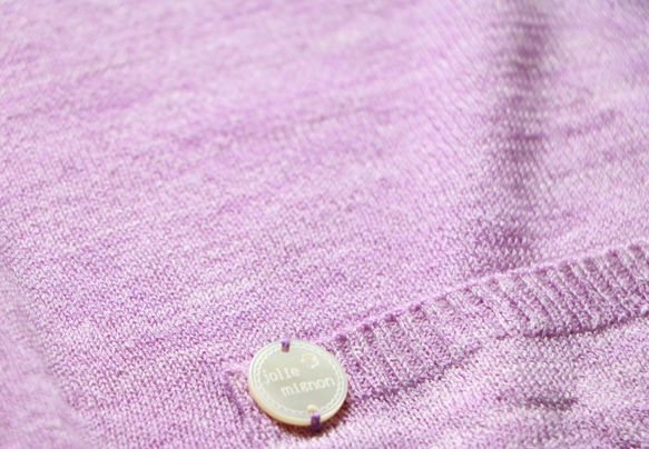 售罄！ [隱藏臀部的長度！ 】 面料組合法式亞麻V領短袖針織套頭衫（淡紫色） 第10張的照片