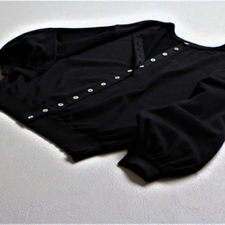 高規格貝殼鈕扣泡泡袖長袖自然開衫【黑色】 第8張的照片