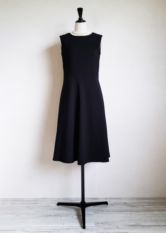 [售罄] [多功能性出眾的場合禮服！ ] 無袖優雅喇叭連衣裙 [黑色] 第1張的照片