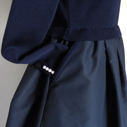 [售罄] Switching taffeta Knit 珍珠袖口連衣裙 [Navy x Navy] 第5張的照片