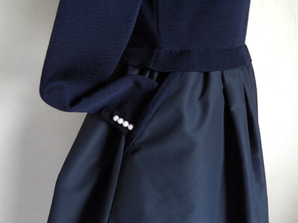 [售罄] Switching taffeta Knit 珍珠袖口連衣裙 [Navy x Navy] 第5張的照片