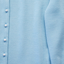 [賣光了！ ] [柔軟柔軟針織] 珍珠鈕扣圓領 長袖短款開衫 [淡藍色] 第6張的照片