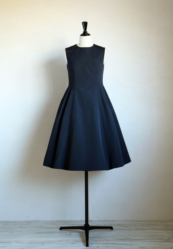 [售罄] 羅緞優雅褶皺喇叭形無袖連衣裙 [海軍藍] [日本製造] [免運費] 第5張的照片