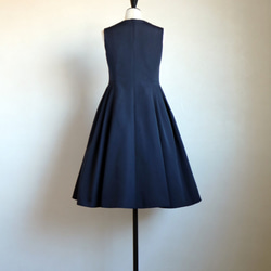 [售罄] 羅緞優雅褶皺喇叭形無袖連衣裙 [海軍藍] [日本製造] [免運費] 第6張的照片