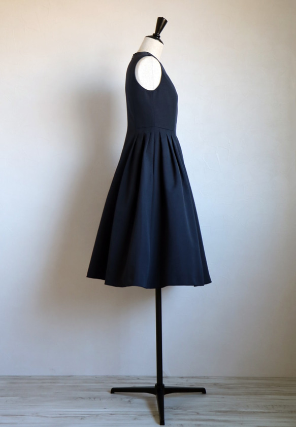 [售罄] 羅緞優雅褶皺喇叭形無袖連衣裙 [海軍藍] [日本製造] [免運費] 第8張的照片