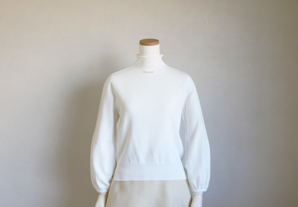[36 售罄] [整衣] 泡泡袖彈力套頭衫配高領珍珠[白色] 第1張的照片