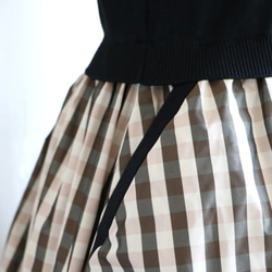 [售罄]方格布式塔夫綢短袖對接連衣裙[黑色x米色] 第7張的照片